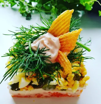 Sałatka z chipsami ziemniaczanymi