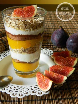 Owsiany warstwowiec z mango, kakao i jogurtem