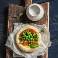 Ciasto francuskie z jajkiem, groszkiem i pomidorkami