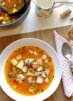 zupa rybna z łososia z borowikami, ziemniakami i chili