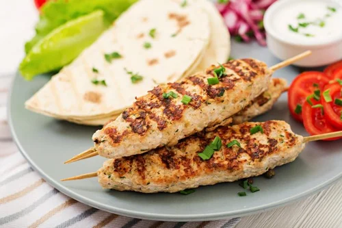 Kebab z mięsa mielonego na patyku