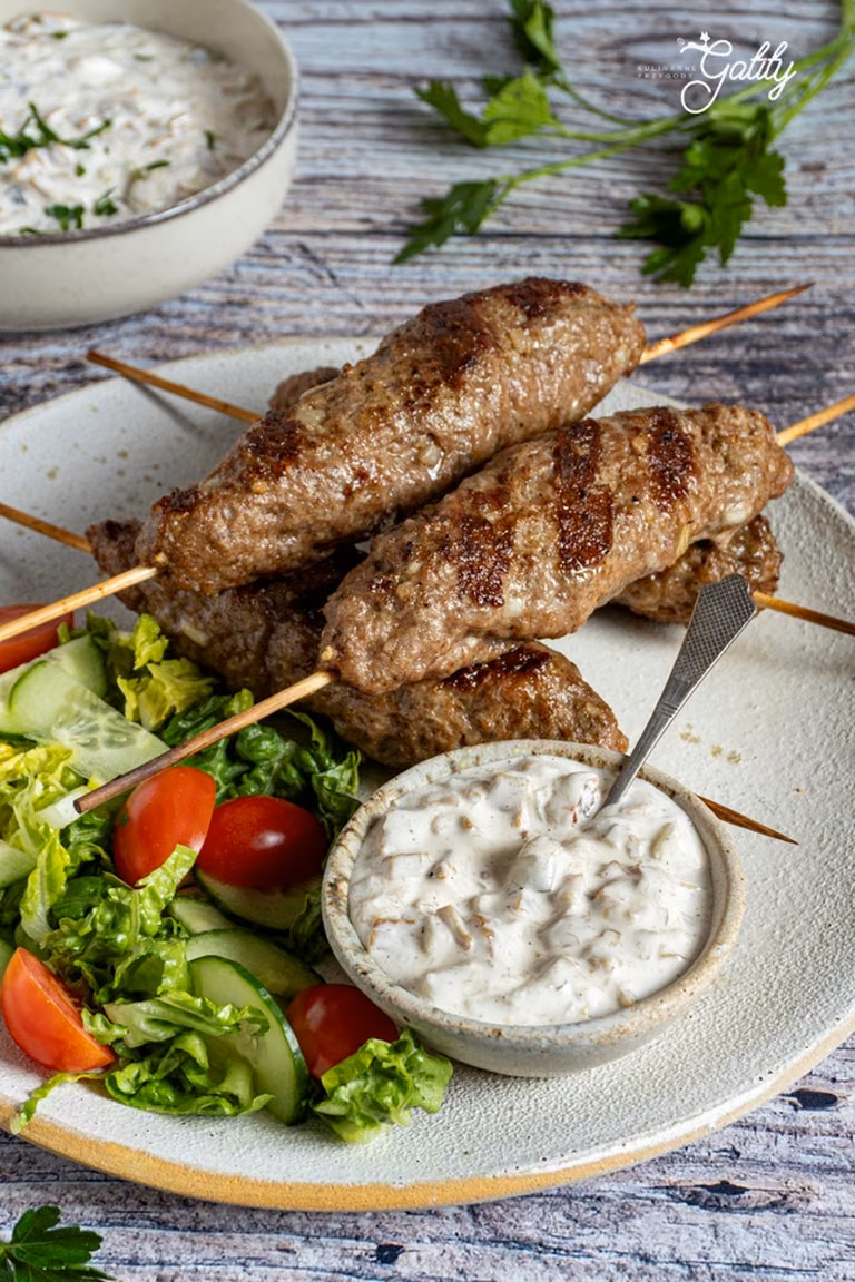 Grillowane kofty z sosem z marynowanymi grzybkami