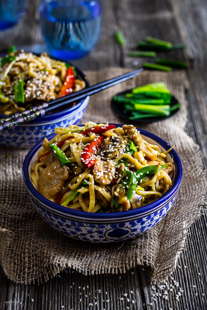 Chow mein z kurczakiem - chińska patelnia
