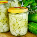 Ogórki w plastrach – mizeria do słoików