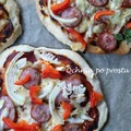Mini pizze z kiełbasą