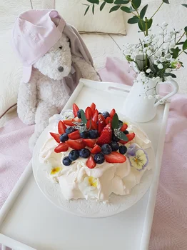 Beza Pavlova z kremem waniliowym i owocami