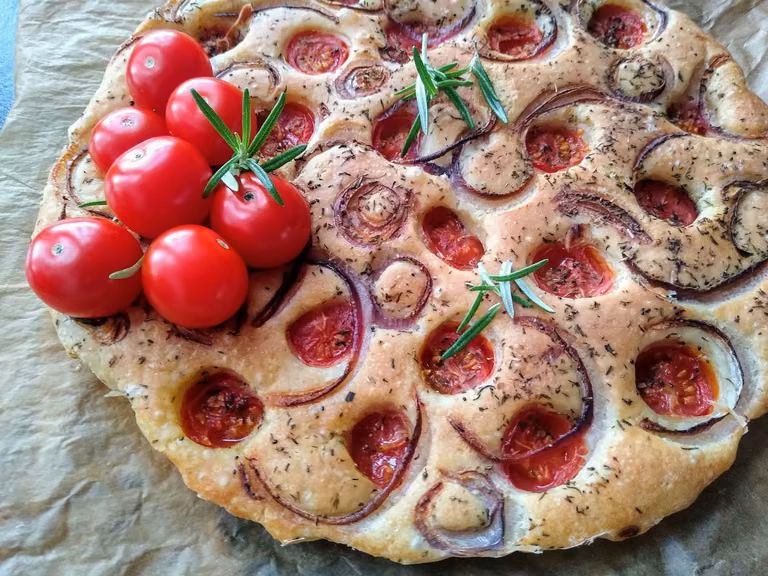Focaccia z pomidorami koktajlowymi i cebulką czerwoną