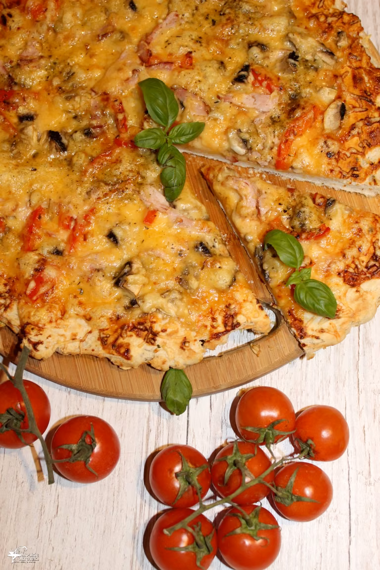 Prosta pizza z szynką, papryką i pieczarkami