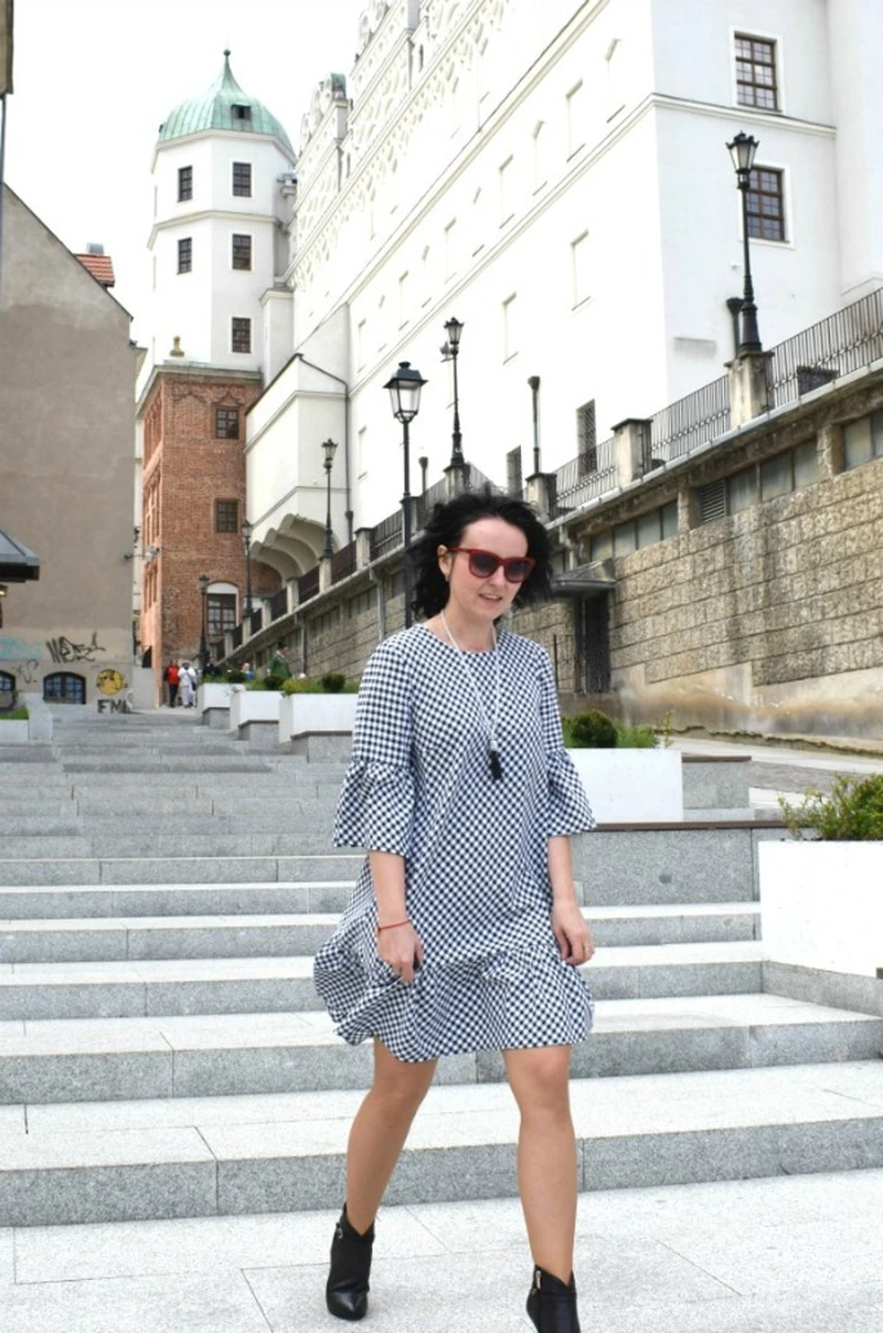Sukienka w kratkę uszyta z tkaniny obrusowej