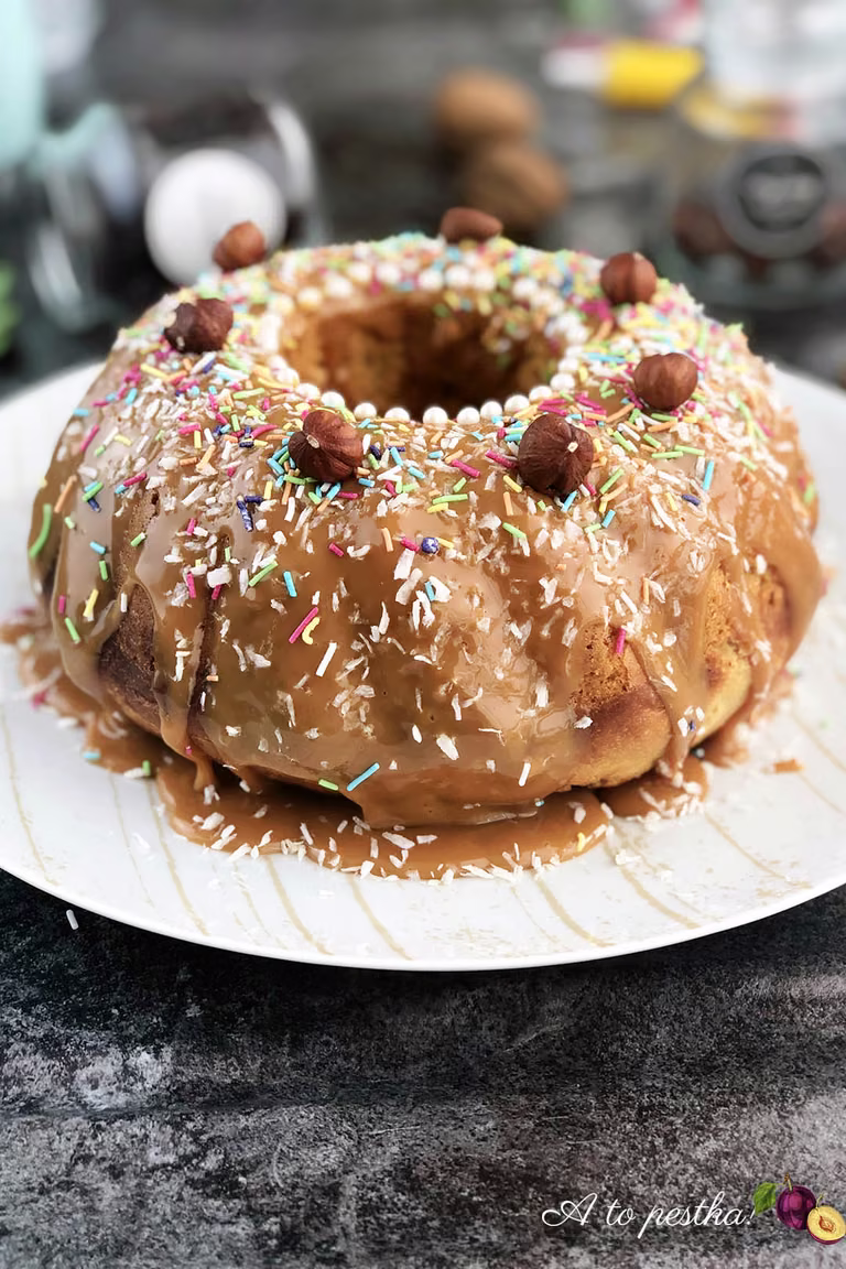 Drożdżowa babka wielkanocna z masą krówkową