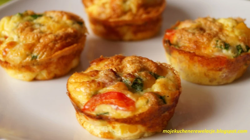 Muffinki śniadaniowe z szynką, serem i warzywami
