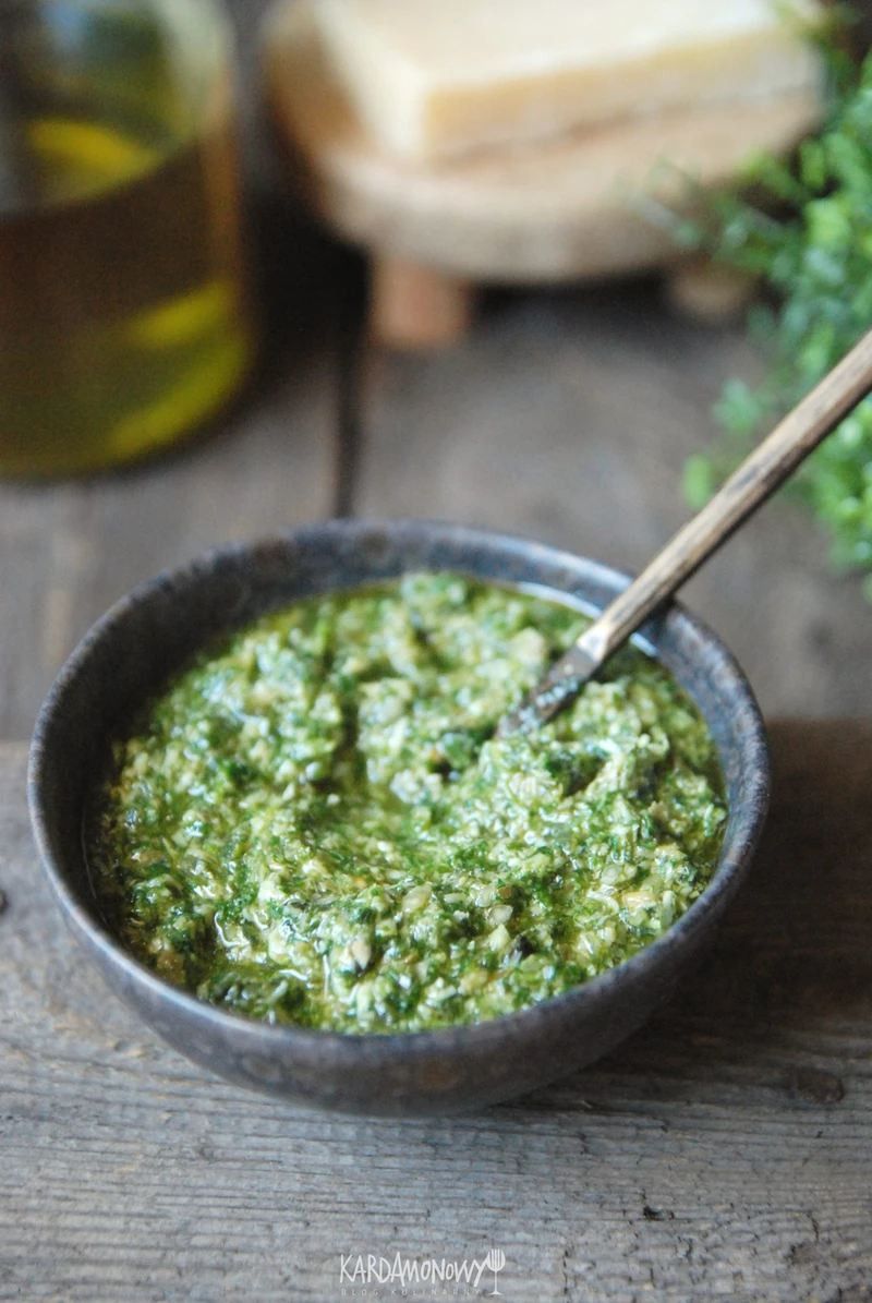 Pesto z rukoli z kaparami – Kardamonowy