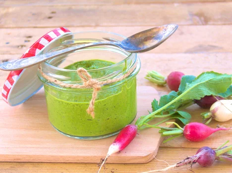 Proste pesto z młodych liści rzodkiewki