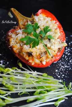 Papryki i pomidory faszerowane aromatycznym risotto i fetą