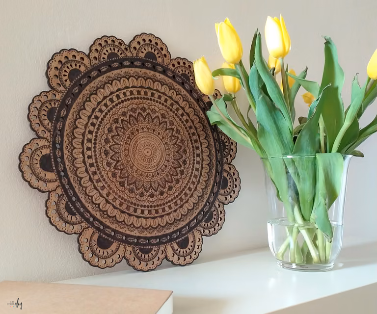 Mandala na drewnie – wnętrzarska dekoracja diy