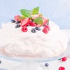 Pavlova z bitą śmietaną i owocami