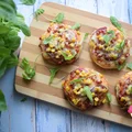 MINI PIZZE Z KABANOSEM, CEBULKĄ I KUKURYDZĄ