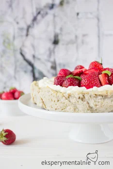 Bezglutenowa tarta jaglana z truskawkami i mascarpone