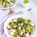 Prosta sałatka z bobem i młodymi ziemniakami z koperkowym pesto