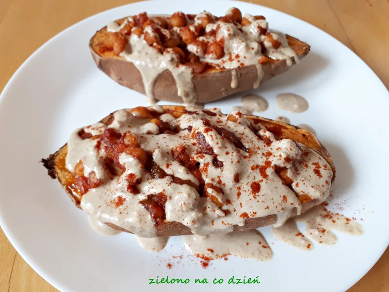 Bataty zapiekane z ciecierzycą i batatowy hummus
