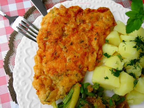 Filet z kurczaka w cieście naleśnikowo – czosnkowym.