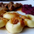 Kluski Śląskie z Mięsnym Gulaszem