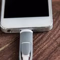 Ładujesz swój smartphone do 100%? To błąd. Sprawdź co zrobić, aby bateria wytrzymała  dłużej