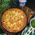Tarta z kurkami, serkiem i groszkiem