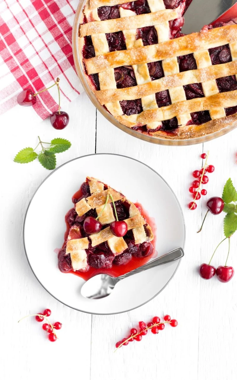 Krucha tarta z truskawkami i czereśniami