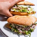 Chrupiąca kanapka z wędzonym kurczakiem i majonezem jalapeño