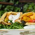 Smakowity kurczak w chlebku naan