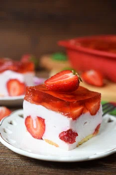 Piankowy sernik na zimno z truskawkami (z 5 składników)