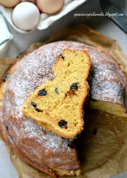 Cynamonowa babka drożdżowa z suszonymi wiśniami