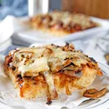 Pizza z pieczarkami i cebulą