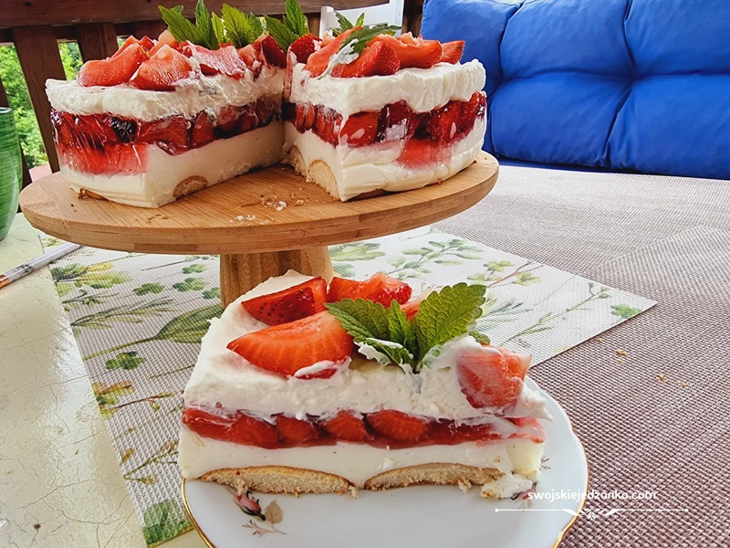 Deser truskawkowy bez pieczenia