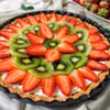 Tarta z kremem mascarpone i owocami.