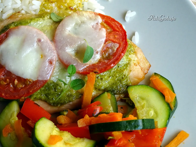 Kurczak zapiekany z pomidorem, mozzarellą i pesto