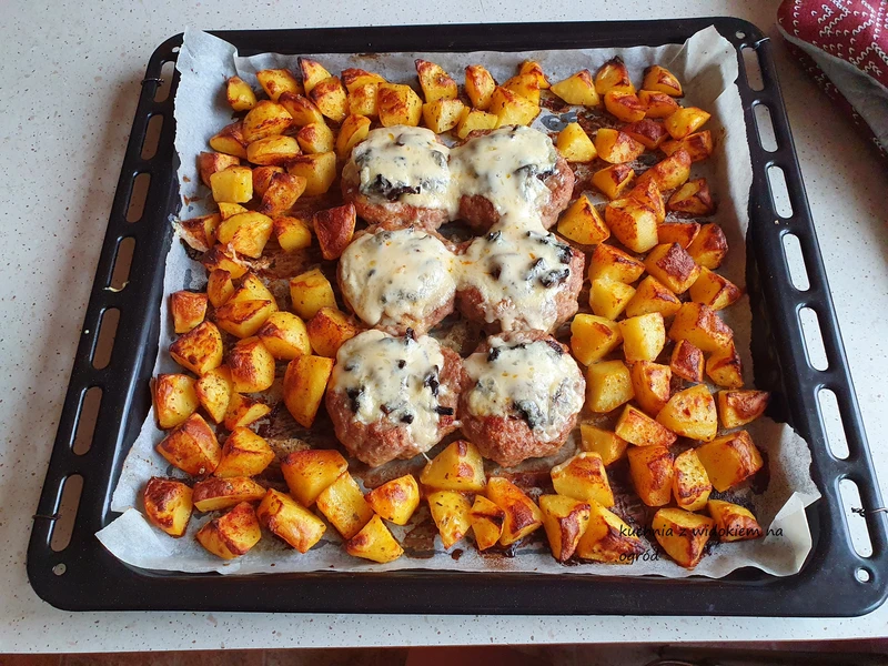 Gniazda z mięsa mielonego z pieczarkami i serem