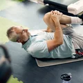 Rehabilitacja i fizjoterapia w zapaleniu stawu krzyżowo-biodrowego: Skuteczne metody i ćwiczenia