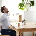 Obciążasz kręgosłup pracując zdalnie? Sprawdź jak mu pomóc!