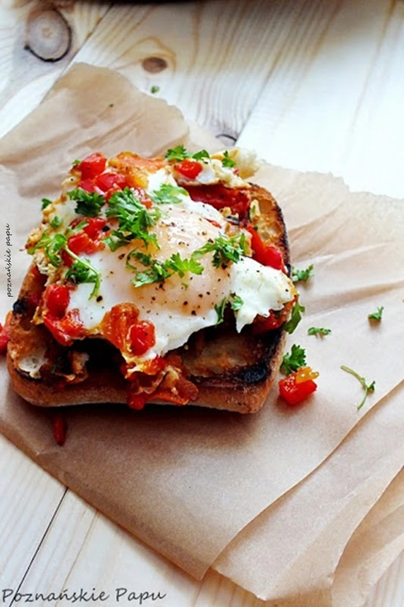 Pieczona papryka z jajkiem sadzonym i grzanką