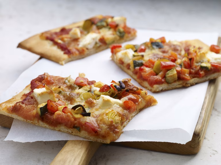 Ekspresowa pizza z ziołowym sosem bolońskim i serem feta w 20 minut