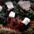 Makaron ze szpinakiem, suszonymi pomidorami i serem feta