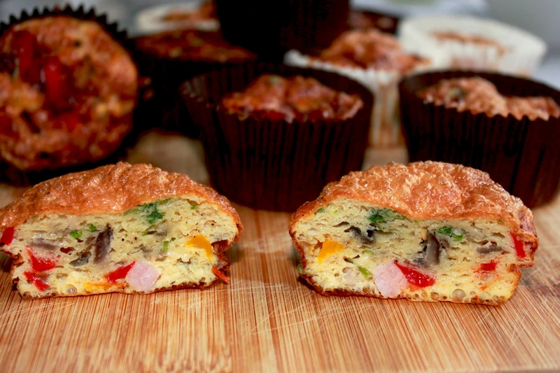 Muffinki śniadaniowe z warzywami, szynką i serem mozzarella