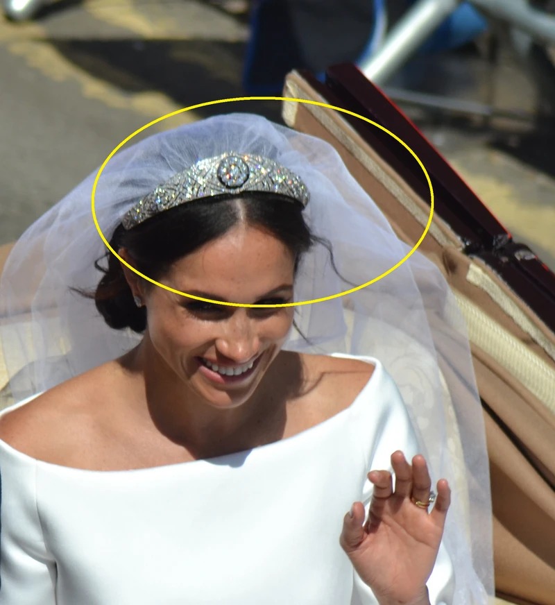 Królowa przed ślubem ostrzegła Harrego przed „trudnym” zachowaniem Meghan. Poszło o ślubną tiarę