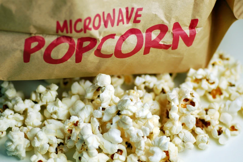Dlaczego NIE WARTO jeść POPCORNU "DO MIKROFALÓWKI"?