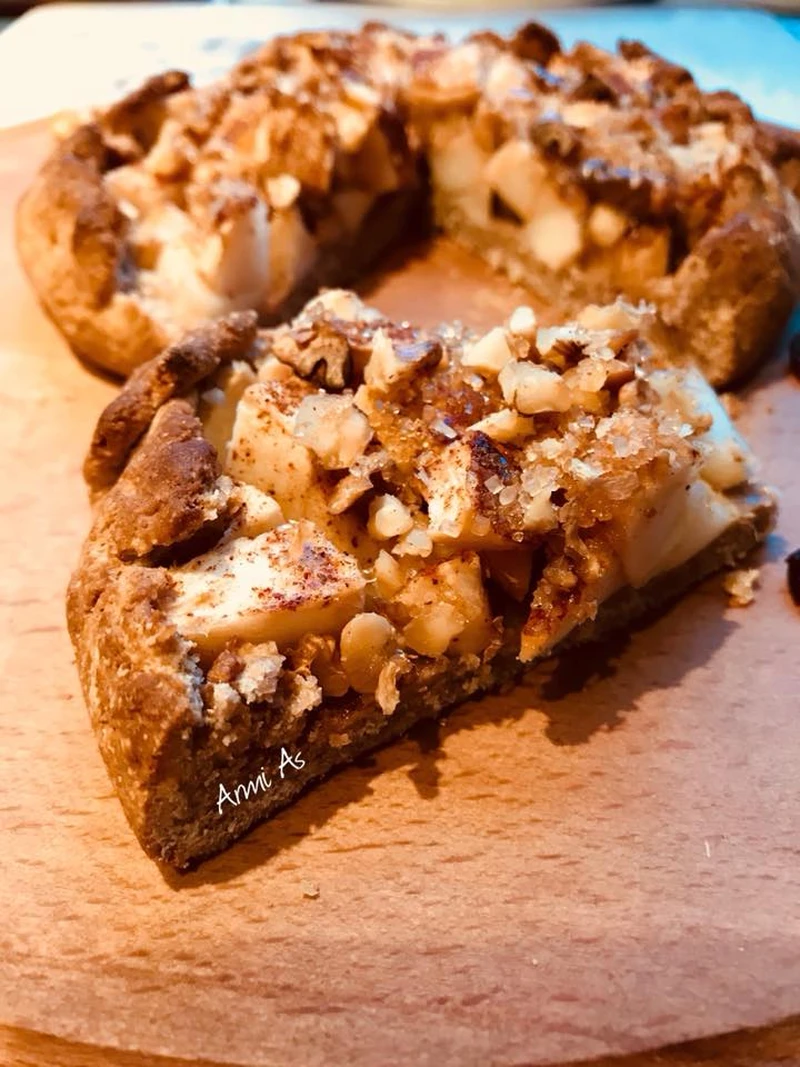 Galette (tarta rustykalna) z jabłkiem, orzechami włoskimi i cynamonem