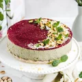 Sernik matcha z musem malinowym na kokosowym spodzie