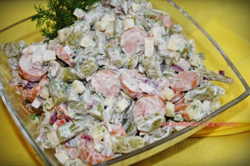 Nietypowa sałatka z parówkami