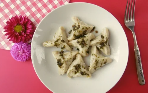 Pierogi z kaszą gryczaną polane masełkiem pietruszkowym